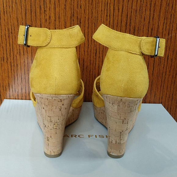 NWT Marc Fisher wedged sandals. Size 7 - Picture 5 of 9